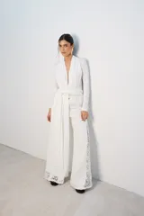 Body blanco de mangas largas con escote en V profundo y drapeado en la cintura.