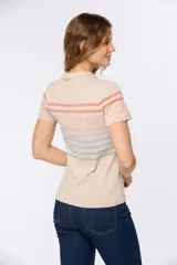 Remera tipo polo color beige con rayas horizontales en tonos pastel.