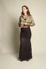 Falda midi de tul color marrón con drapeado en la cadera y corte con godets. Tiene elástico en la cintura.