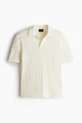 Remera polo color crema de punto acanalado en mezcla de lino, de manga corta con cuello clásico y abertura en V.