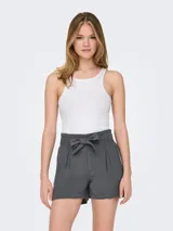 Musculosa blanca de algodón con cuello redondo y sisas anchas.