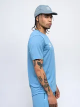 Remera deportiva negra de poliéster con logo de Umbro estampado en blanco en el pecho.