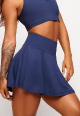 Pollera corta de poliamida color azul marino, con pantalones cortos incorporados y bolsillos laterales.