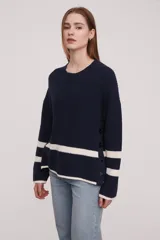 Sweater azul marino de tejido de punto con rayas horizontales blancas y botones decorativos en el lateral.