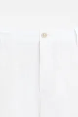 Pantalón de vestir azul marino, de corte recto, confeccionado en lino.