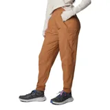 Pantalón jogger color marrón, con cintura elástica, bolsillos laterales y traseros. Confeccionado con tecnología Omni-Shade™ Broad Spectrum UPF 50 y Omni-Shield™.