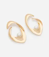 Par de aros dorados con forma de aro delantero irregular y perla artificial. Cierre con tornillo.