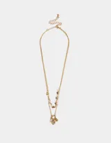 Collar corto doble dorado con dijes de corazones y ramillete de corazones.