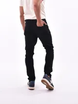 Pantalón jean negro de corte slim fit.