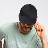 Gorro con visera color negro, confeccionado en 100% algodón, con logo de la marca en la parte frontal.