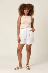 Short negro de tela texturizada con cintura elástica y cordón ajustable.