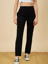 Pantalón deportivo negro de corte recto con cintura ajustable con cordón.