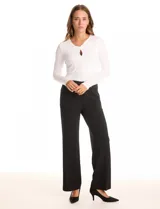 Pantalón negro de crepe con corte recto y silueta fluida, marca Zac & Rachel. Tiro medio-alto con pretina ancha y plana. Presenta una cartera cruzada desplazada hacia el lateral y aplique de botones metálicos. Laterales con bolsillos y tachas metálicas.