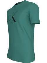Remera de algodón regenerativo, color verde, con cuello redondo y monograma de Calvin Klein delineado.