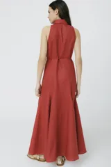 Vestido midi negro con cuello camisero, sin mangas y cierre frontal con cremallera.