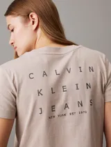 Remera color beige de algodón con logo CK bordado en el pecho.