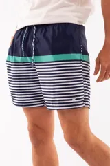 Short de baño con cintura elástica, dos bolsillos laterales y un trasero, fabricado en tela ligera de rápido secado.