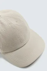 Gorra azul marino de algodón con visera y ajuste trasero.