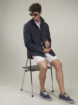 Camisa manga larga color verde militar con cierre de botones y dos bolsillos frontales con solapa.