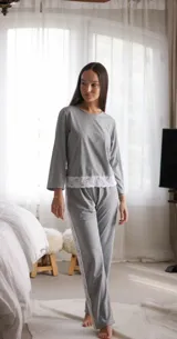 Pijama de algodón con remera de escote redondo y pantalón recto con elástico en la cintura.