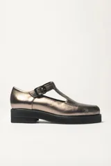 Zapato guillermina color bronce con acabado charol, suela de goma negra y plataforma.