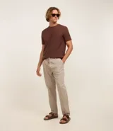 Pantalón relaxed de hombre confeccionado en tejido oxford de algodón color beige, con trabillas en la cintura y cordón para lazo.