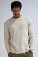 Buzo de punto negro, con corte clásico y tejido de algodón, ideal para brindar confort y calidez.
