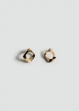 Par de aros dorados con forma geométrica cuadrada y diseño retorcido.