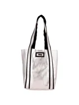 Bolso plateado tipo shopper con doble asa de hombro negra y logo rectangular negro en el frente.
