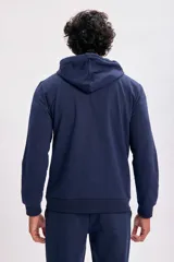 Campera deportiva azul marino con capucha y cierre frontal.