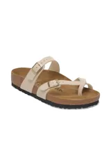 Sandalias Birkenstock modelo Mayari, color arena, con dos tiras finas ajustables con hebilla metálica y tira entre los dedos.