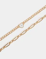 Set de dos chokers dorados con diferentes cadenas de eslabones. Uno de los chokers tiene un dije de reloj con forma de corazón.
