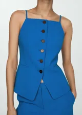 Chaleco azul con tirantes finos, cuello halter, cierre delantero con botones y diseño entallado.