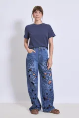 Remera azul marino de manga corta y cuello redondo. Corte clásico.