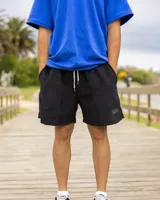 Short negro de pana con cordón ajustable en la cintura y logo bordado en la pierna.