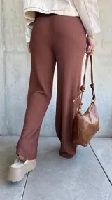 Pantalón marrón de tejido waffle con corte palazzo, cintura alta y lazo ajustable.