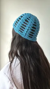 Gorro tejido al crochet color celeste, con diseño calado.