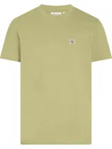 Remera color verde claro de algodón, corte clásico, cuello redondo y manga corta. Presenta un pequeño logo de Calvin Klein Jeans bordado en el pecho.