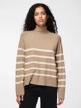 Sweater de punto color beige con rayas horizontales blancas, cuello alto y mangas largas.