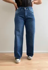 Pantalón de jean azul con corte recto y tachas plateadas.