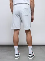 Bermuda deportiva negra de felpa con logo de Umbro bordado en rojo en la pierna derecha.