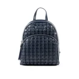 Mochila azul de cuero sintético con diseño tejido. Tiene un compartimento principal con cierre de solapa, un bolsillo interno con cierre y otro abierto. La correa es regulable y los herrajes son plateados.