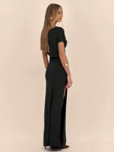 Vestido largo negro elastizado, con parte superior asimétrica de un solo hombro y tajo lateral.