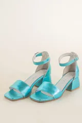 Sandalias de cuero color celeste con pulsera al tobillo y tacón cuadrado.