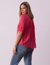 Blusa blanca de algodón marca Zac & Rachel, con cuello a la base, escote en V, abertura central con botones y sisa con aplique calado.