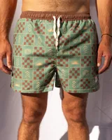 Short de baño verde con estampado de figuras geométricas en marrón y beige, cintura elastizada con cordón ajustable.
