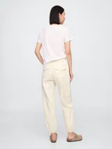 Pantalón jogger verde militar con bolsillos laterales y tobillos ajustados con elástico.
