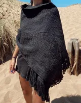 Chal bufanda rectangular de lana merino tejida a mano en telares manuales, color gris oscuro con flecos.