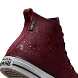 Championes Converse Chuck Taylor All Star Tec Tuff color bordó, de caña alta, con cordones negros y suela blanca.