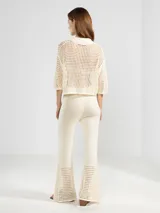 Pantalón italiano tejido en 100% algodón, color crudo, con punto abierto en la parte inferior y corte estilo Oxford.